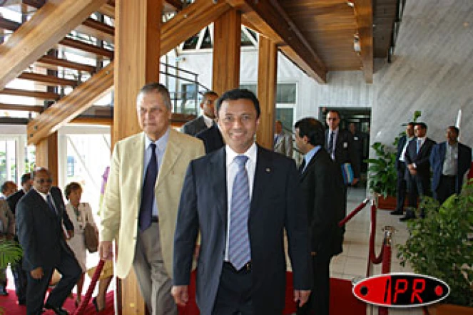 Vendredi 25 juillet 2003 - Marc Ravalomanana, président de la République de Madagascar et Paul Vergès, président du conseil régional