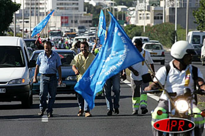 Mardi 8 juin 2004 -Les salariés de Nicollin Réunion sont en grève depuis le mercredi 2 juin