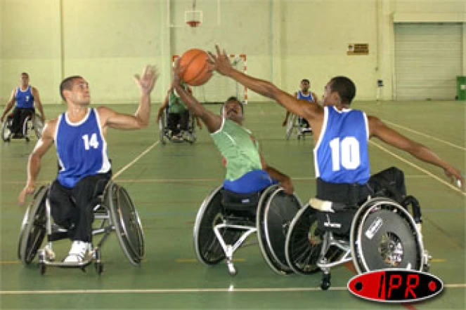 Dimanche 20 mars 2005 -Lors de la rencontre de basket en fauteuil opposant Saint-Pierre au Port (Photo Noël Thomas)