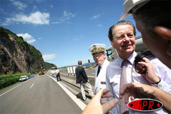 Mardi 11 avril 2006 -

Dominique Perben, ministre des Transports, de l'Équipement, du Tourisme et de la Mer, s'est rendu sur la route du littoral