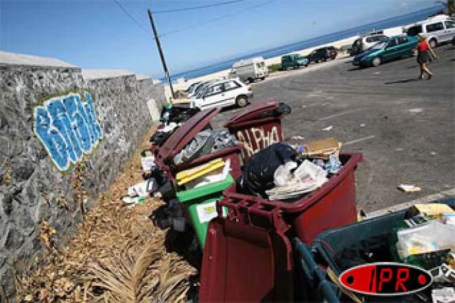 Lundi 25 septembre 2006 -

Malgré la présence de poubelles et un ramassage quotidien des déchets, des immondices défigurent les paysages de l'Ouest