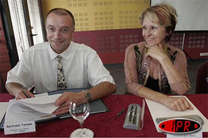 Mardi 24 mai 2005 -

Bernard Tormen, directeur de la Poste de La  Réunion a signé  un protocole d'accord avec le directeur départemental de la sécurité publique