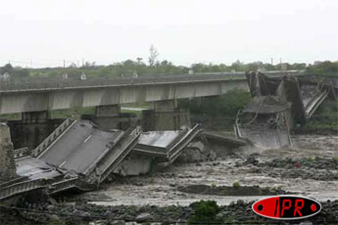 Février 2007 -
Le pont aval de la rivière Saint-Étienne s'est écroulée suite à la crue générée par le cyclone Gamède