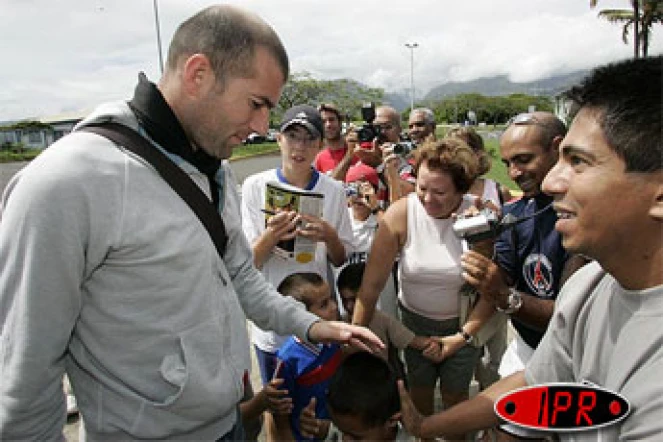 Vendredi 24 décembre 2004

Zinedine Zidane à son arrivée à La Réunion où il passe le réveillon de Noël