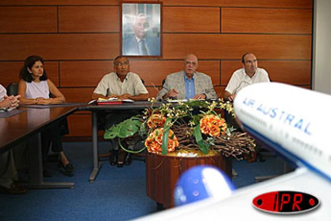 Vendredi 10 décembre 2004L'homme d'affaires Abdul Cadjee et le P.D.-G. d'Air Austral, Gérard Éthève présentent le programme de Zinedine Zidane à La Réunion