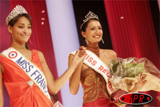 Samedi 19 août 2006 -

Raïssa Boyer, Miss Réunion 2006, a été couronnée par Cindy Fabre, Miss France 2005