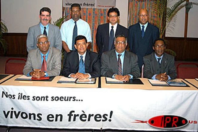 L'équipe dirigeante d'Air Mauritus lors de a conférence de presse du lundi 7 juillet 2003 à Maurice