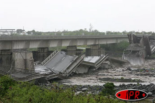 Dimanche 25 février 2007 - Cyclone Gamèe -
Le pont sur la rivière Saint-Etienne s'est effondré après avoir été destabilisé par les eaux en crue de la rivière