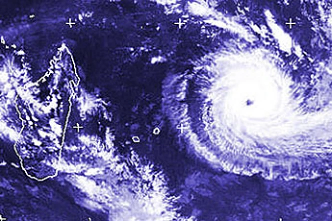 Photo satellite de Météo France du cyclone intense Kalunde