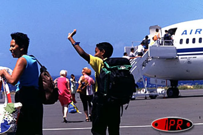 Après les  difficultés de l'année 2002, l'aéroport de Pierrefonds - Saint-Pierre (Sud) a enregistré une nette reprise de son trafic au cours du premier trimestre 2003. Le site devrait vite retrouver sa vitesse de croisière