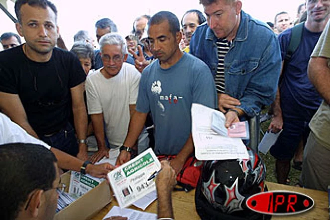 Tous les concurrents du Grand Raid 2003 ont reçu leur dossard mercredi soir 22 octobre  au stade de la Redoute à Saint-Denis