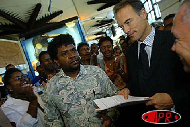 Jeudi 2 octobre 2003Renaud Dutreil, Secrétaire d'Etat aux PME et à l'artisanat, a rencontré une délégation du collectif emploi en danger