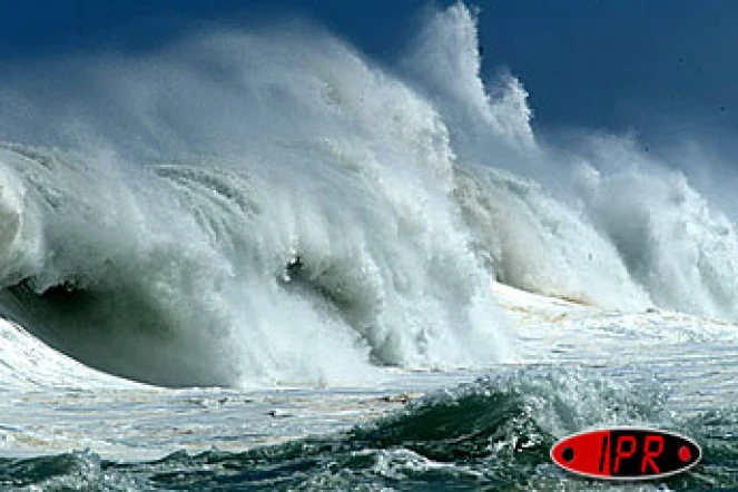 Dimanche 31 août 2003 -
Des vagues énormes s'écrasent sur la côte Sud-Ouest