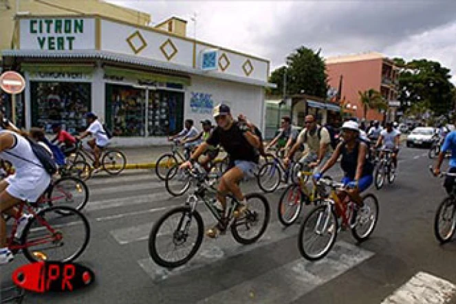 Le dimanche 17 décembre 2000 au matin, plus de 1 500 vélos ont investi - tout à fait pacifiquement -, les rues de la cité portoise dans le cadre de l'opération &quot;vélo 2000&quot;