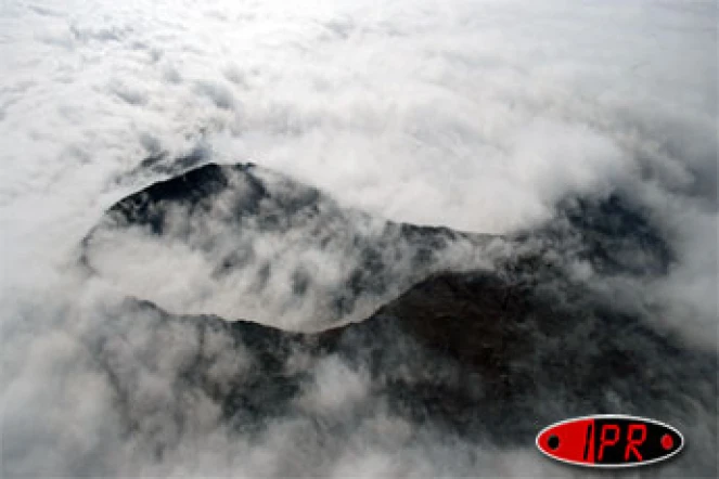 Jeudi 20 juillet 2006 - 

En éruption depuis 4 heures 10, le piton de la Fournaise est noyé dans les nuages - 
Photo Hervé Douris