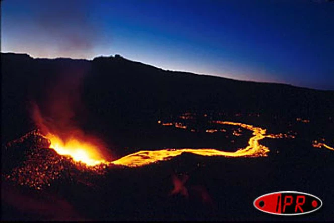 Image de nuit de l'éruption du vendredi 13 juin 2003-
Photo Nicolas Villeneuve
