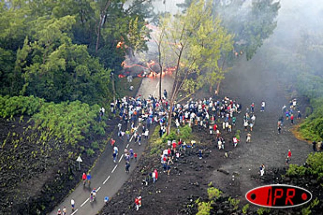 Dimanche 22 août 2004 - 

La lave est arrivée sur la route vers 15 heures