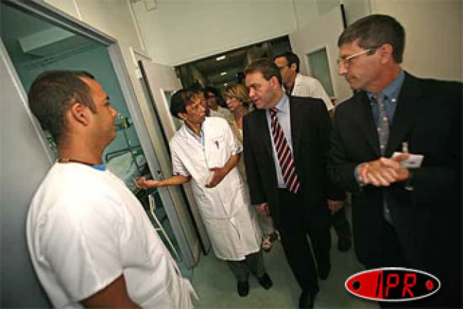 Lundi 30 octobre 2006 -

Xavier Bertrand, ministre de la santé, a visité le centre hospitalier de Bellepierre à Saint-Denis
