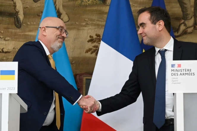 La France va fournir 12 canons Caesar supplémentaires à l'Ukraine