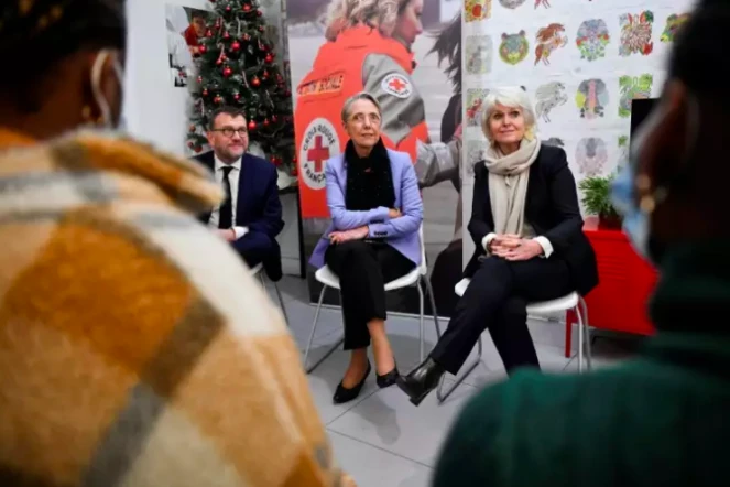 Elisabeth Borne dans un centre d'hébergement