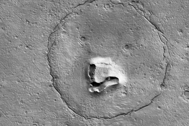 Photographie satellite montrant une formation géologique ressemblant à une tête d'ours sur Mars, publiée par la Nasa le 25 janvier 2023