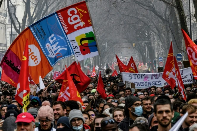 Retraites: Macron renâcle à recevoir les syndicats, vote attendu sur le report de l'âge au Sénat