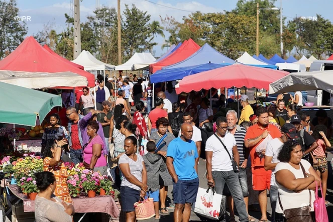 Premier dimanche du marché forain  Rivière des Galets
