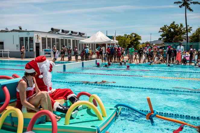 Le père Noël en visite à la piscine municipale du Port, Jean-Lou Javoy