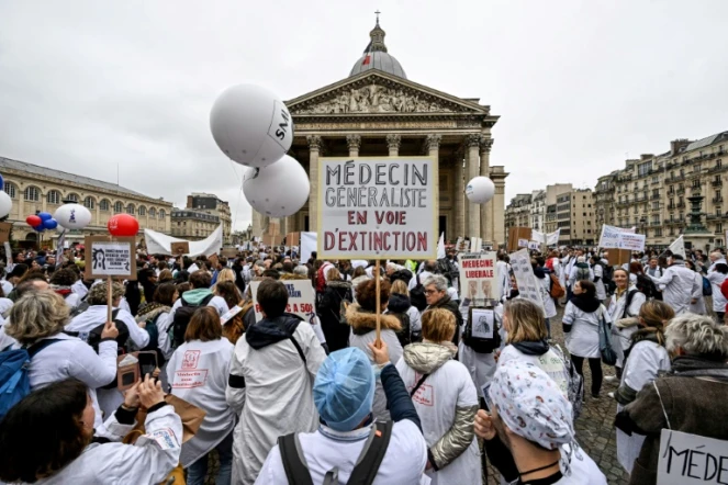 Des milliers de généralistes manifestent pour défendre une médecine libérale "en danger"