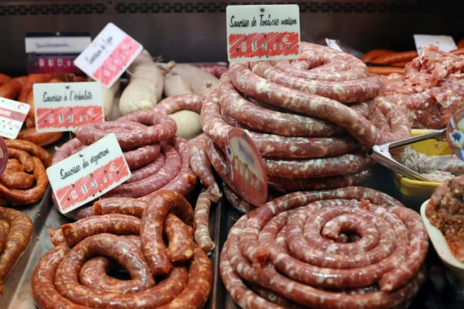 Différents types de saucisses  dans une boutique de Toulouse