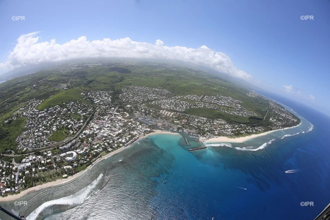 1ère compétition de surf aux Roches Noires