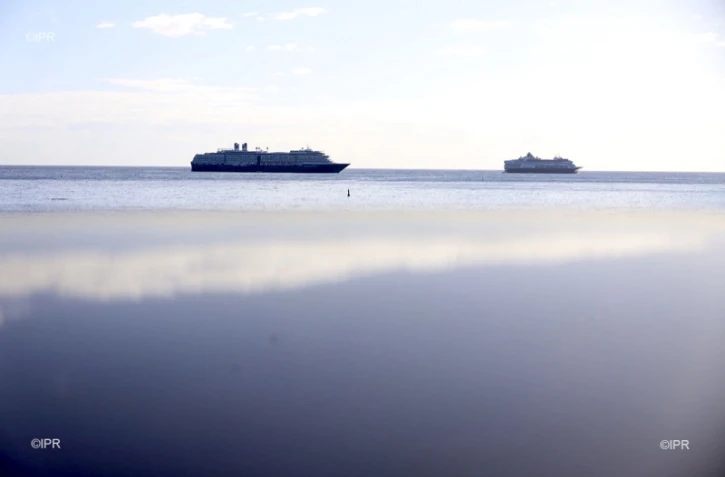 Relève d'équipage au large du Port entre deux navires en rade