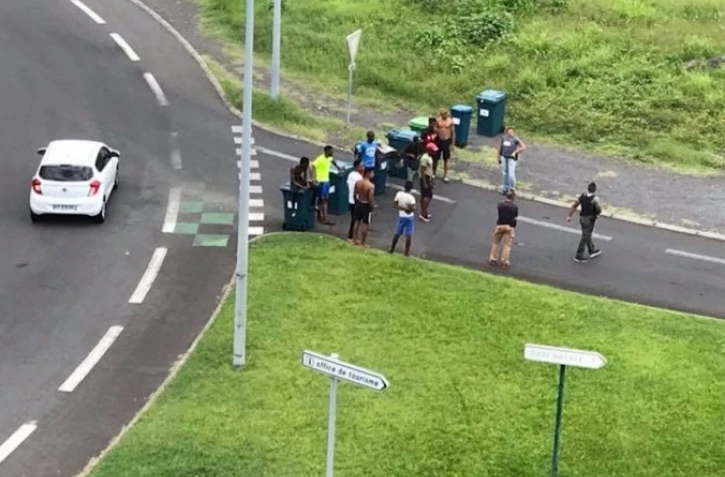 Des jeunes bloquent la circulation au Port