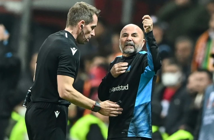 L'entraîneur de Marseille, l'Argentin Jorge Paoli, proteste face à l'arbitre allemand Tobias Stieler, lors du match de poules de la Ligue Europa Conférence contre Galatasaray, le 25 novembre 2021 à Istanbul