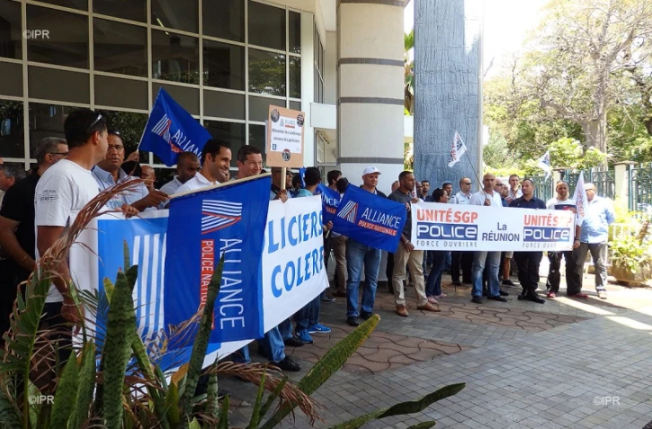 150 policiers manifestent devant malartic contre les violences 