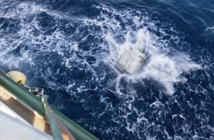 Contre une pêche "destructrice", Greenpeace largue des blocs de pierre en mer dans la Manche
