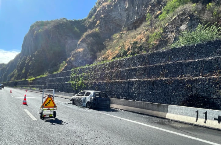 voiture du feu sur la route du littoral avec embouteillages sur la possession