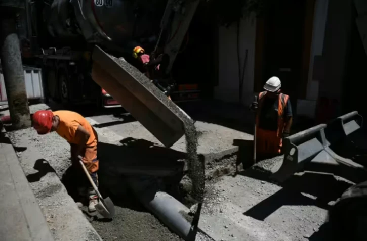 les travailleurs du bâtiment et des travaux publics sont trois à dix fois plus nombreux que les autres à être exposés au bruit et aux polluants et nécessitent une surveillance renforcée, selon une étude de Santé publique France ( AFP / Valentine CHAPUIS )