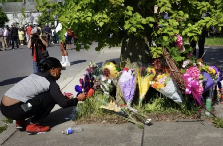 Onde de choc aux Etats-Unis après la tuerie raciste de Buffalo et un week-end de violences [