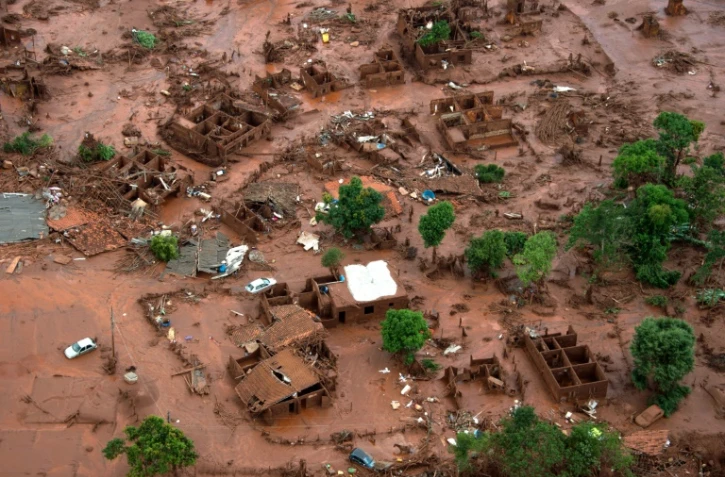 Vue aérienne des dégâts dans le village de Bento Rodrigues, dans l'Etat brésilien de Minas Gerais, le 6 novembre 2015, au lendemain de la rupture d'un barrage de déchets miniers