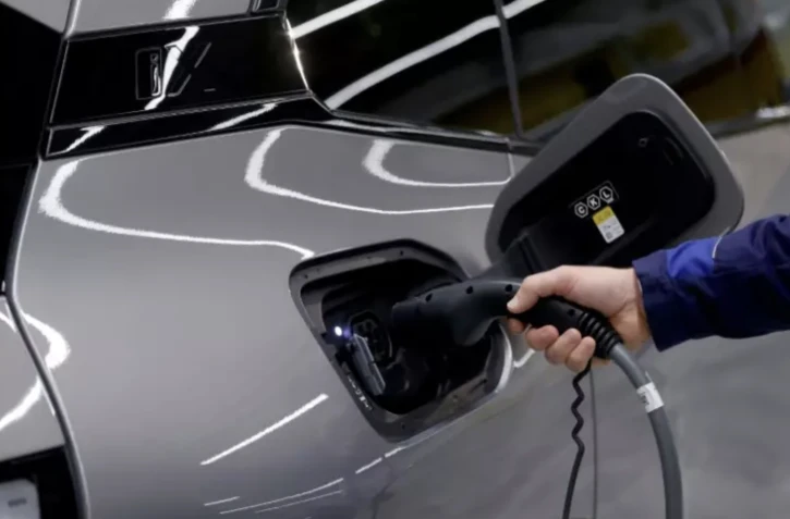 Une voiture électrique en cours de chargement, le 20 octobre 2022 ( AFP / Ronny Hartmann )