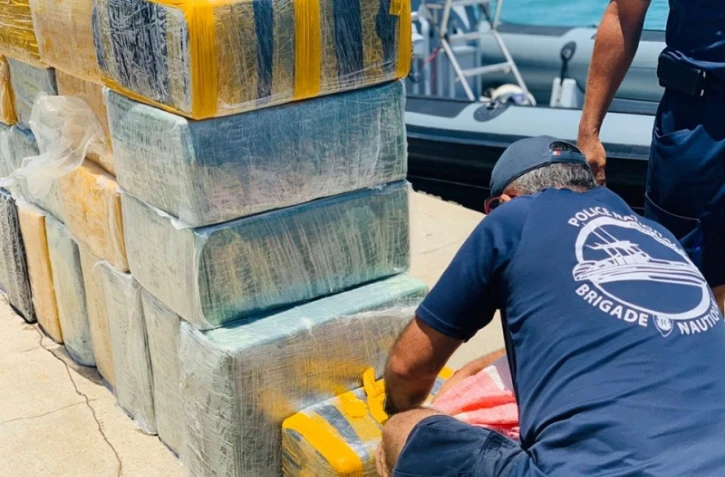 Saisie, douane, kwassa,  trafic, cigarette, cannabis, diproson, Mayotte