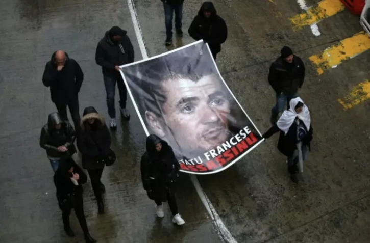 Des manifestants brandissent un portrait d'Yvan Colonna à Bastia pour lui rendre hommage, le 13 mars 2022 ( AFP / Pascal POCHARD-CASABIANCA )