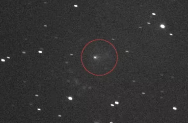 Image fournie par la Nasa le 19 novembre 2025 de la comète 3I/ATLAS, entourée au centre, vue via l'imageur L’LORRI de la sonde Lucy de la Nasa ( NASA / NASA )