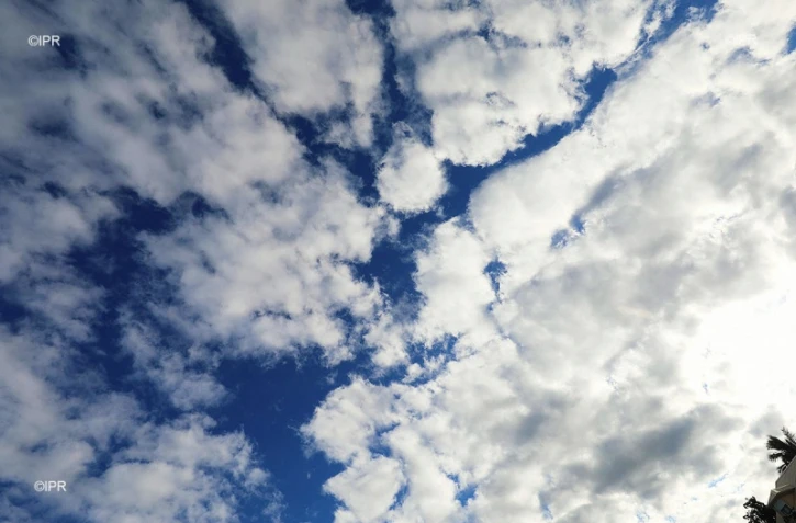 Nuages et ciel bleu 