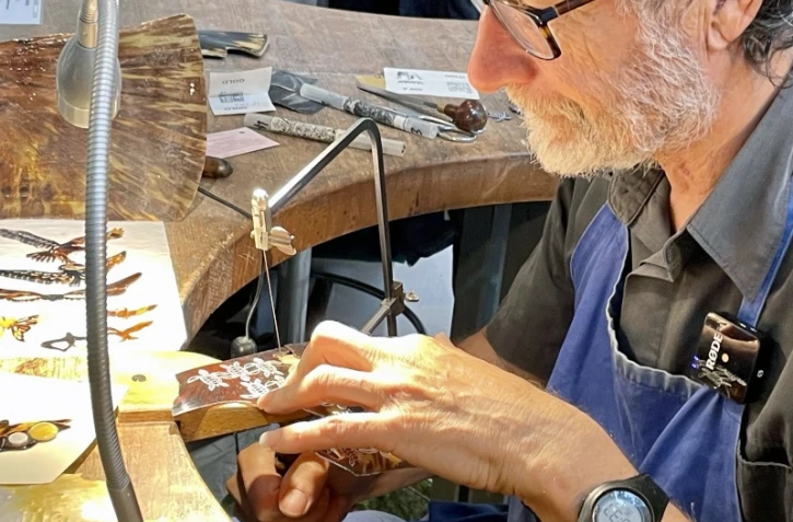 Artisan d'écailles de tortue, un métier péi disparu d'ici dix ans