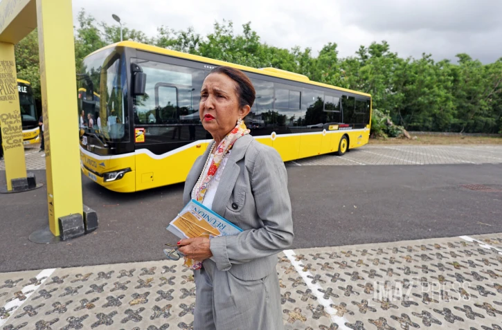 nouveaux véhicules car jaune