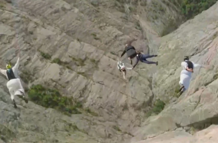 Ils se disent "oui" et sautent de 1.200 mètres [?]