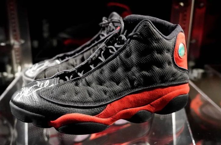  La légende du NBA avait porté la paire durant sa dernière finale de championnat en 1998 avec les Chicago Bulls. © Crédit photo : TIMOTHY A. CLARY/AFP 
