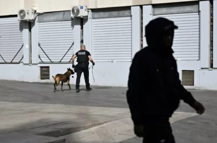 Des policiers et un chien renifleur en patrouille Ă Marseille, le 21 mars 2024 ( AFP / Nicolas TUCAT )